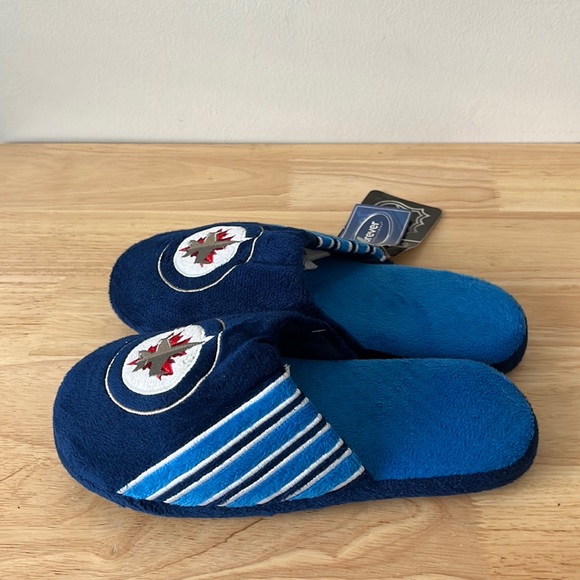 NHL | Winnipeg Jets Slippers - Picture 2 of 3